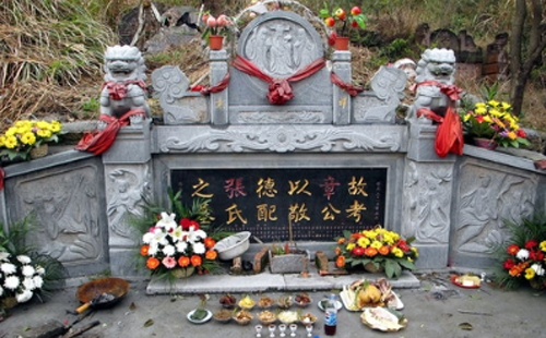 百天祭上坟送什么花 百天祭日的讲究和规矩