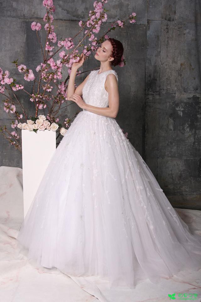 2018春夏“花为媒”婚纱系列