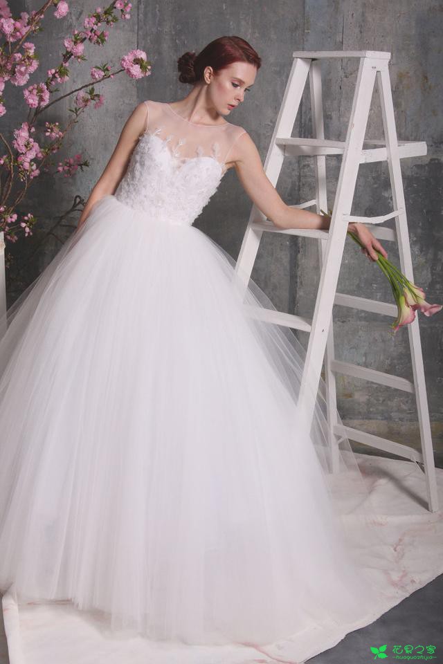 2018春夏“花为媒”婚纱系列