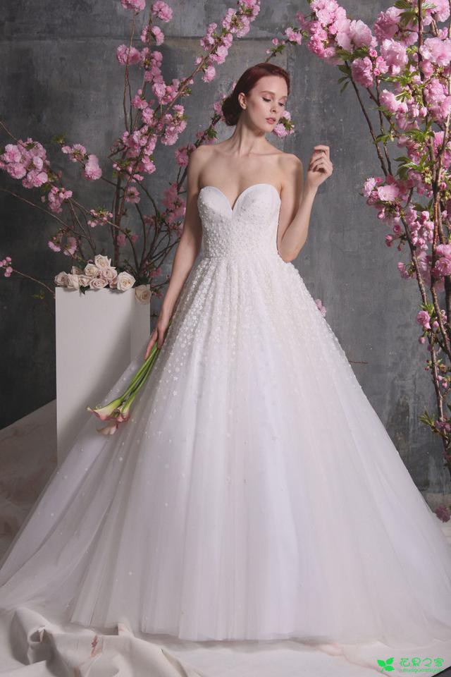 2018春夏“花为媒”婚纱系列