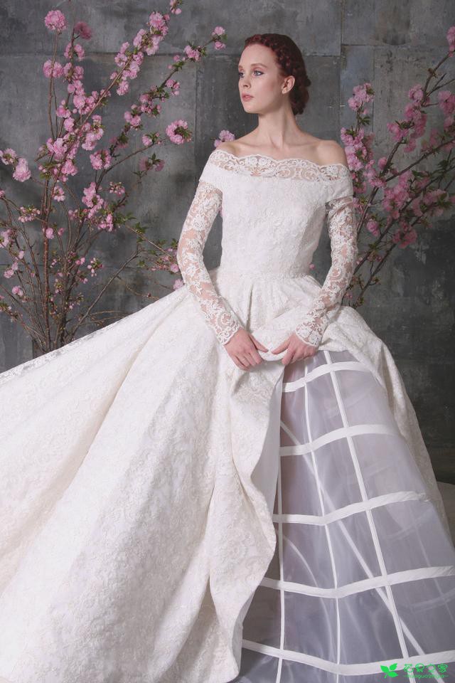 2018春夏“花为媒”婚纱系列