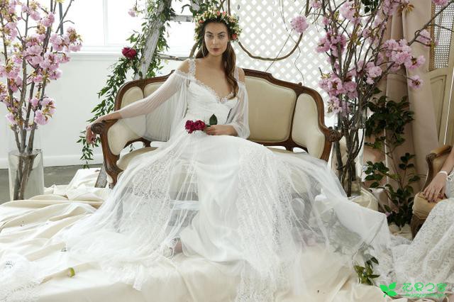 2018春夏“花为媒”婚纱系列