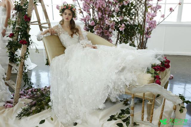 2018春夏“花为媒”婚纱系列