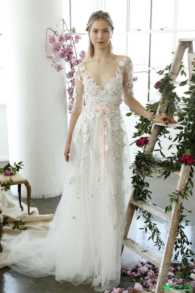 2018春夏“花为媒”婚纱系列