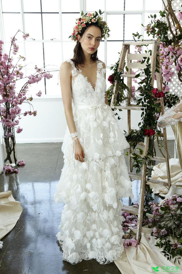 2018春夏“花为媒”婚纱系列