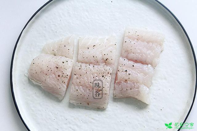 高营养低热量的减肥餐，柠檬香煎龙利鱼，减肥也可以吃得很鲜味 。。。