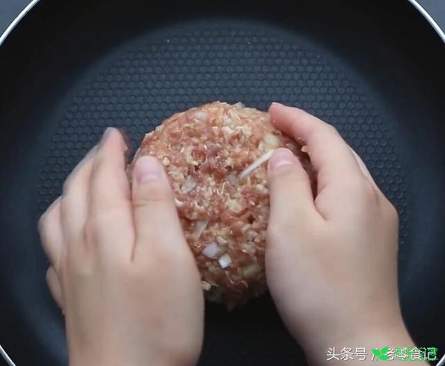 创意菜式，太阳蛋汉堡肉，肉多汁蛋鲜美！