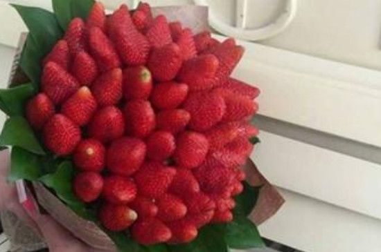 33颗草莓花束的寓意(草莓花束图片)