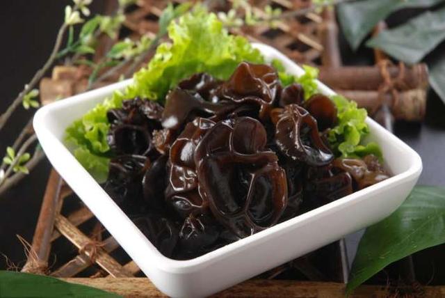 小腹胖得像孕妇？去厨房拿把香菜这样吃，轻松瘦出小蛮腰